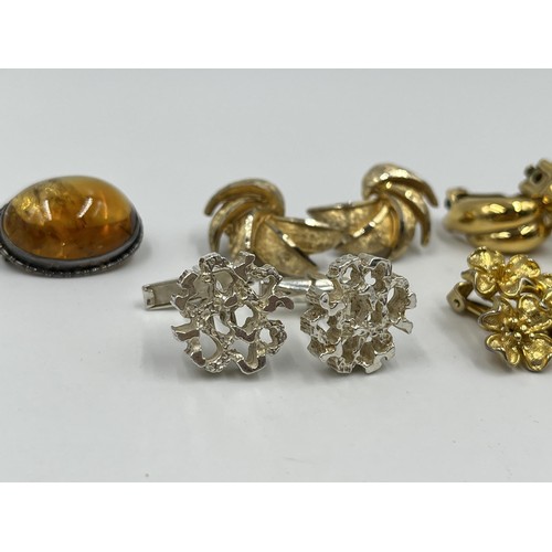 1100A - Six pieces of vintage jewellery to include .925 silver Brutalist cufflinks, white metal amber brooch... 