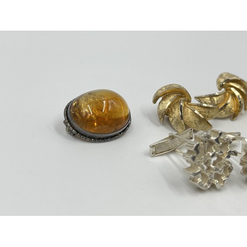 1100A - Six pieces of vintage jewellery to include .925 silver Brutalist cufflinks, white metal amber brooch... 