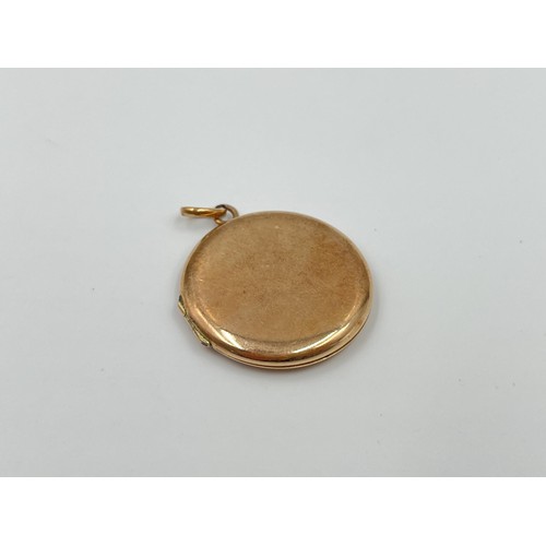 1111 - A hallmarked 9ct gold circular locket pendant - approx. gross weight 2.7 grams