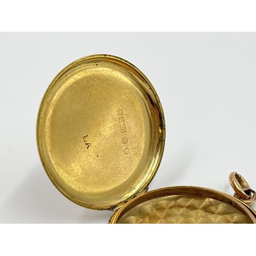 1111 - A hallmarked 9ct gold circular locket pendant - approx. gross weight 2.7 grams