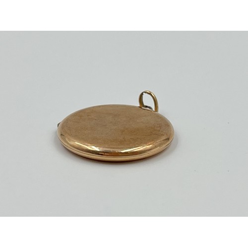 1111 - A hallmarked 9ct gold circular locket pendant - approx. gross weight 2.7 grams