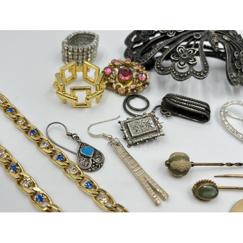 1112 - A collection of antique and vintage jewellery to include pair of 9ct gold and silver cufflinks, thre... 