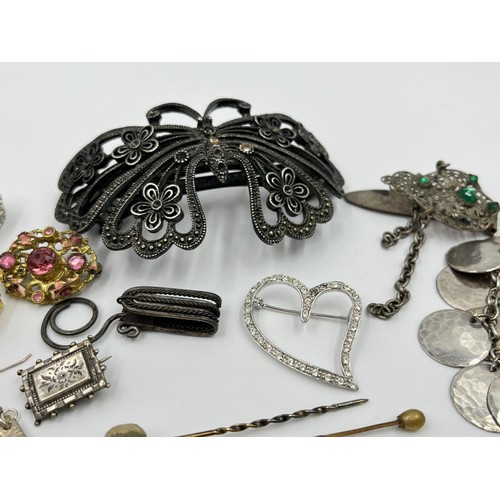 1112 - A collection of antique and vintage jewellery to include pair of 9ct gold and silver cufflinks, thre... 