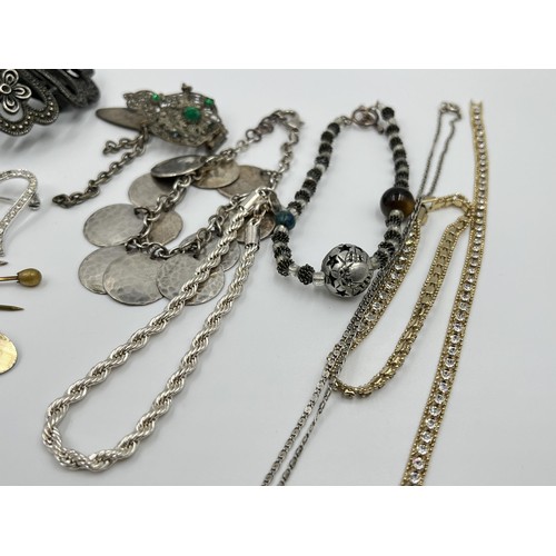 1112 - A collection of antique and vintage jewellery to include pair of 9ct gold and silver cufflinks, thre... 