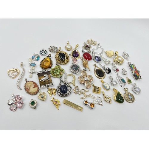 1117 - A collection of pendants to include cameo, abalone shell etc.