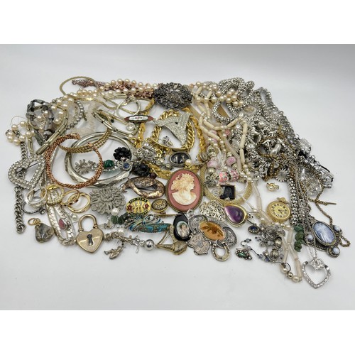 1118 - A collection of costume jewellery to include brooches, necklaces etc.