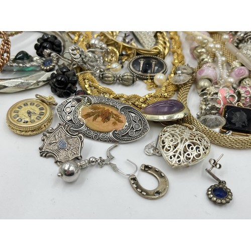 1118 - A collection of costume jewellery to include brooches, necklaces etc.