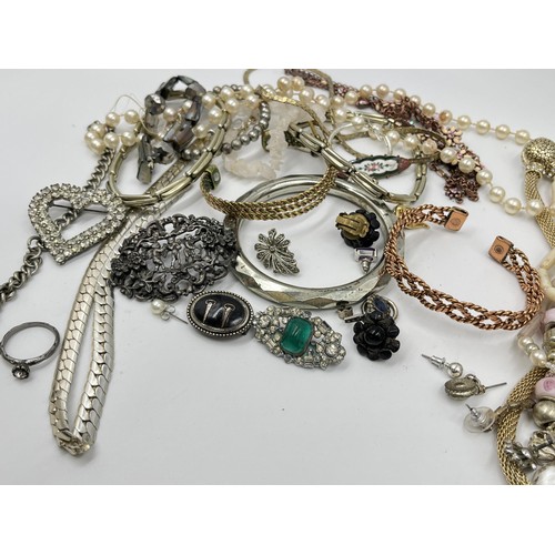 1118 - A collection of costume jewellery to include brooches, necklaces etc.