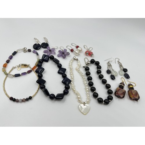 1120 - A collection of .925 silver jewellery to include pearl bracelet, multi gemstone bracelet etc.