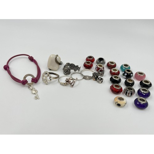 1121 - A collection of .925 silver jewellery to include charms, rings etc.