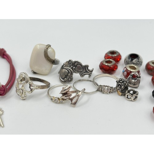 1121 - A collection of .925 silver jewellery to include charms, rings etc.