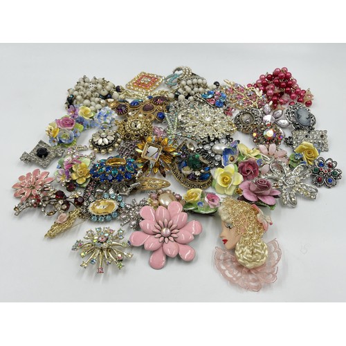 1125 - A collection of vintage brooches