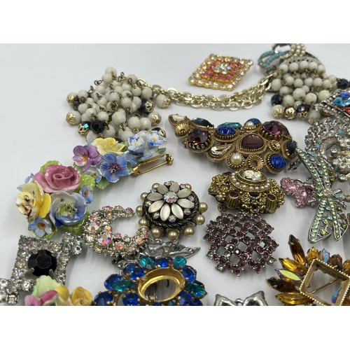 1125 - A collection of vintage brooches