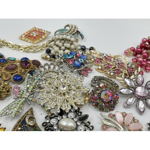 1125 - A collection of vintage brooches