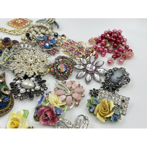 1125 - A collection of vintage brooches