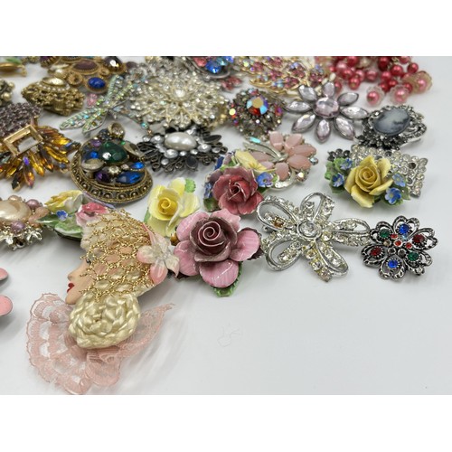 1125 - A collection of vintage brooches