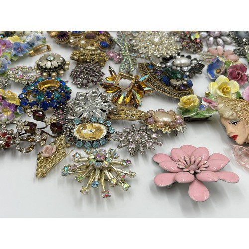 1125 - A collection of vintage brooches