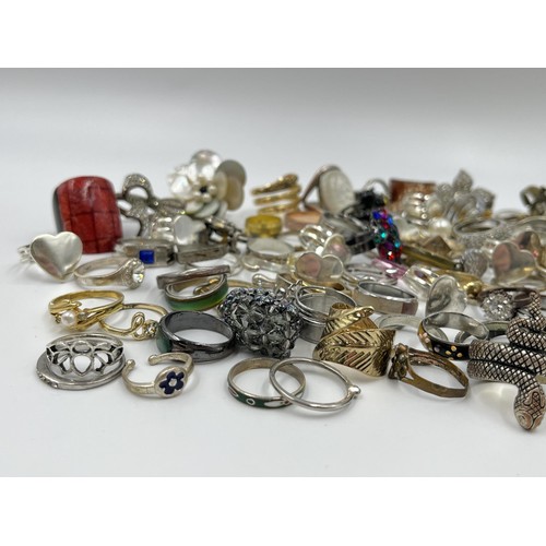 1126 - A collection of fashion rings