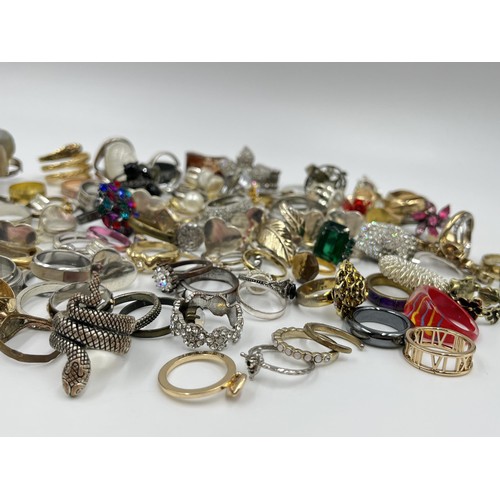 1126 - A collection of fashion rings