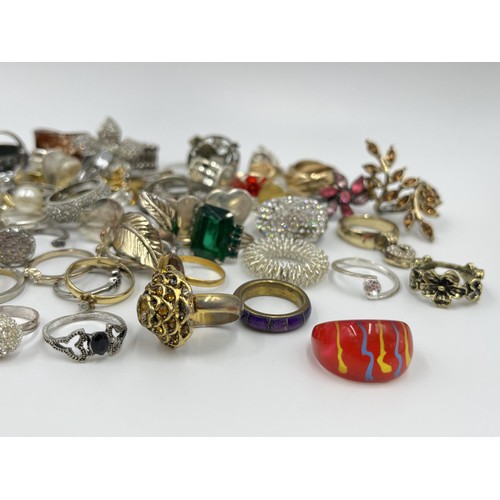 1126 - A collection of fashion rings