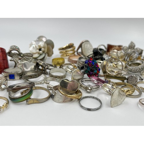 1126 - A collection of fashion rings