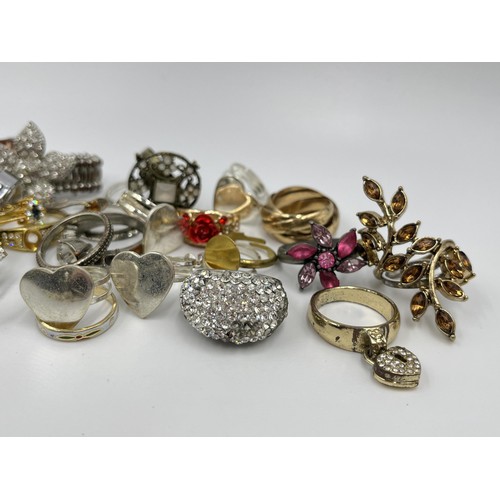 1126 - A collection of fashion rings