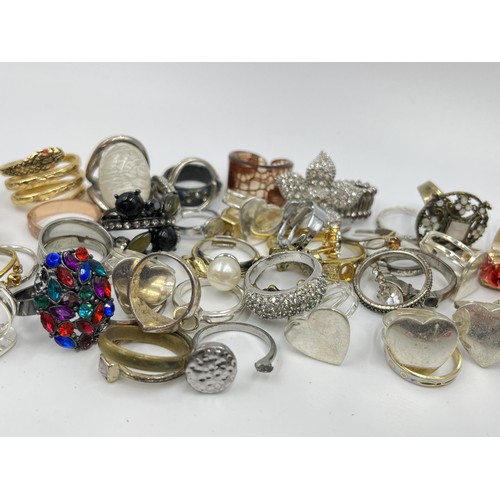 1126 - A collection of fashion rings