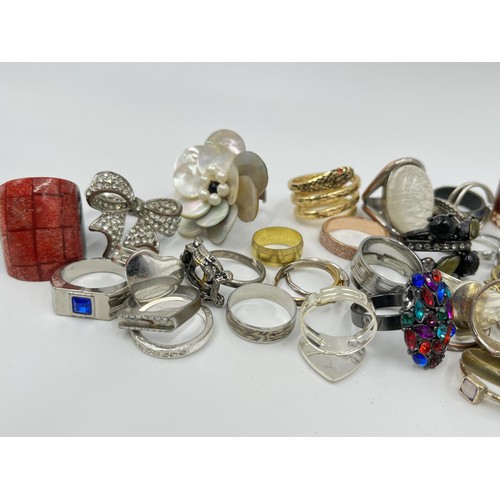 1126 - A collection of fashion rings