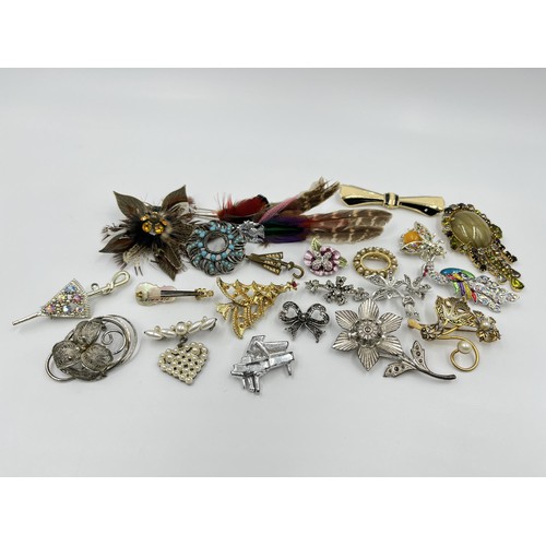 1127 - A collection of vintage brooches