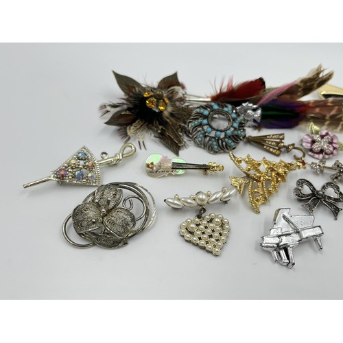 1127 - A collection of vintage brooches