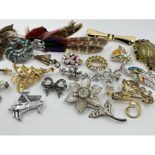 1127 - A collection of vintage brooches