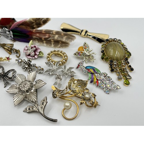 1127 - A collection of vintage brooches