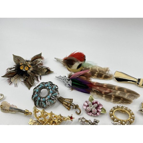 1127 - A collection of vintage brooches