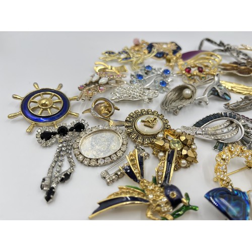 1129 - A collection of vintage brooches