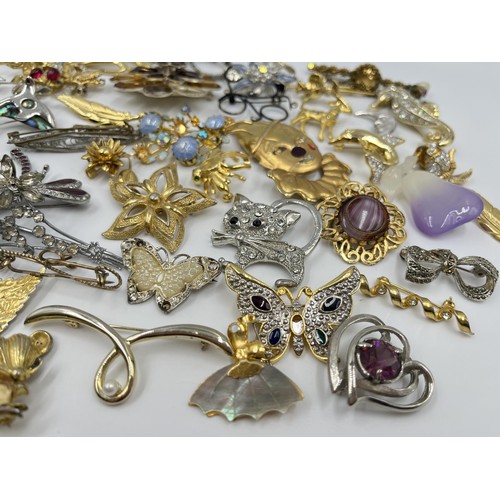 1129 - A collection of vintage brooches