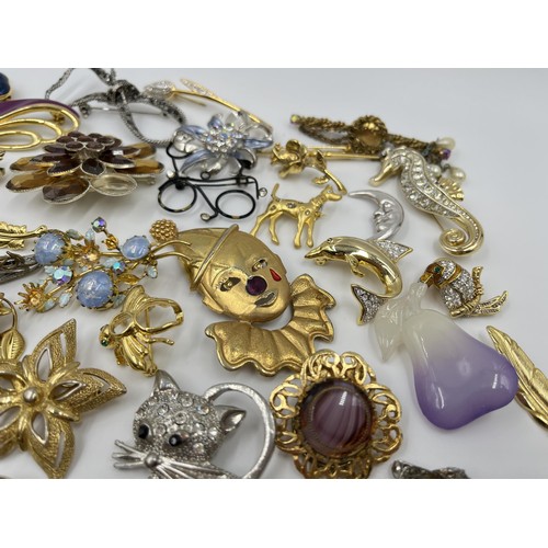 1129 - A collection of vintage brooches