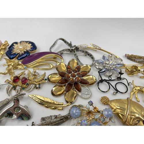 1129 - A collection of vintage brooches