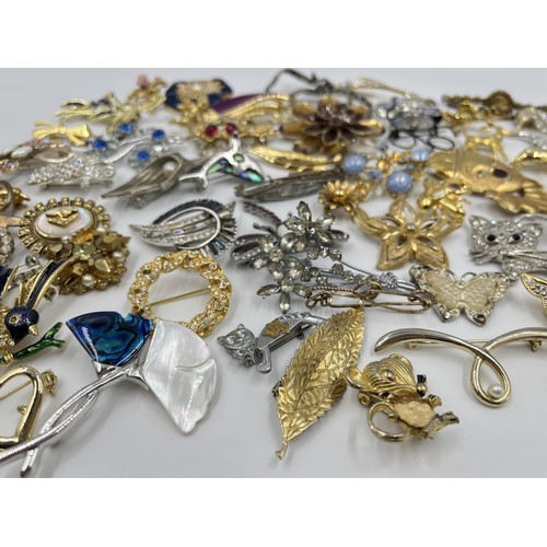 1129 - A collection of vintage brooches