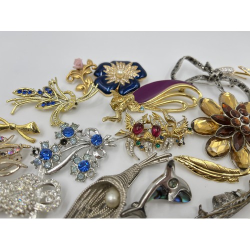 1129 - A collection of vintage brooches