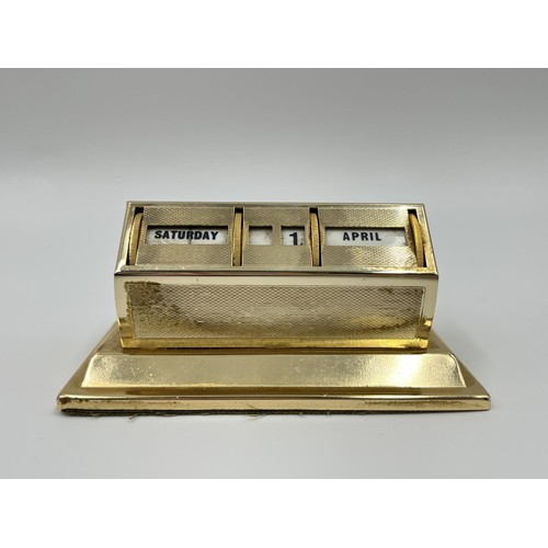 1235 - A mid 20th century brass desk top calendar - approx. 4.5cm high x 11cm wide 5.5cm deep