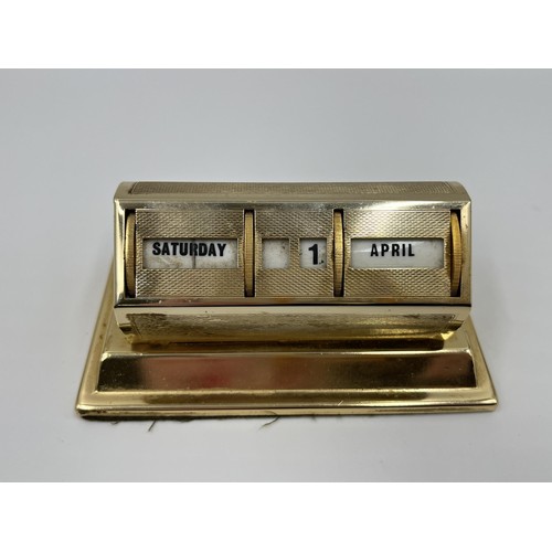 1235 - A mid 20th century brass desk top calendar - approx. 4.5cm high x 11cm wide 5.5cm deep