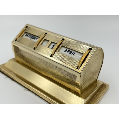 1235 - A mid 20th century brass desk top calendar - approx. 4.5cm high x 11cm wide 5.5cm deep