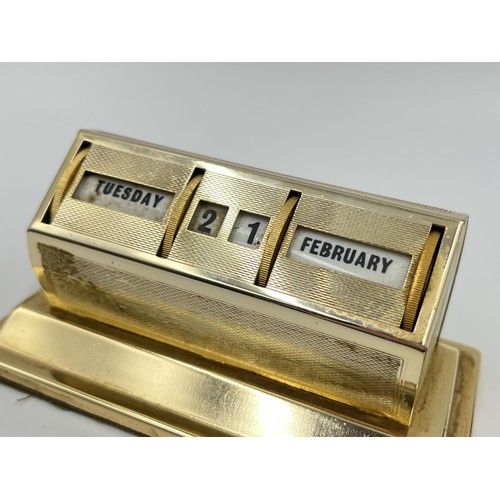 1235 - A mid 20th century brass desk top calendar - approx. 4.5cm high x 11cm wide 5.5cm deep