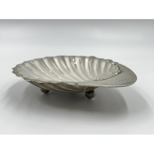 1165 - An Edwardian Williams Ltd hallmarked Birmingham silver shell shaped dish, dated 1903 - approx. gross... 