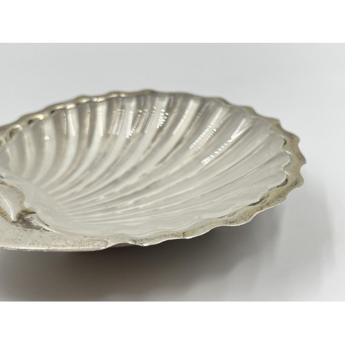 1165 - An Edwardian Williams Ltd hallmarked Birmingham silver shell shaped dish, dated 1903 - approx. gross... 