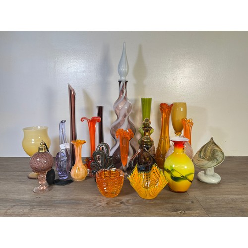 265 - Twenty one pieces of mid 20th century studio glassware to include Dalian vase, Murano style vases et... 