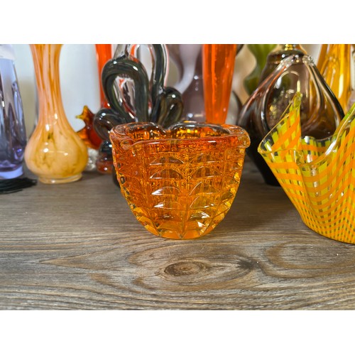 265 - Twenty one pieces of mid 20th century studio glassware to include Dalian vase, Murano style vases et... 