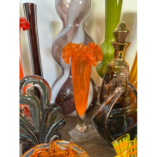 265 - Twenty one pieces of mid 20th century studio glassware to include Dalian vase, Murano style vases et... 