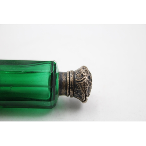 1305 - A Victorian emerald glass double ended scent bottle - approx. 11.5cm long x 2.5cm high