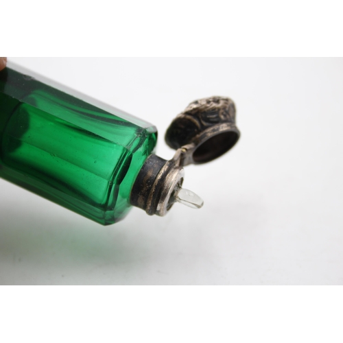 1305 - A Victorian emerald glass double ended scent bottle - approx. 11.5cm long x 2.5cm high